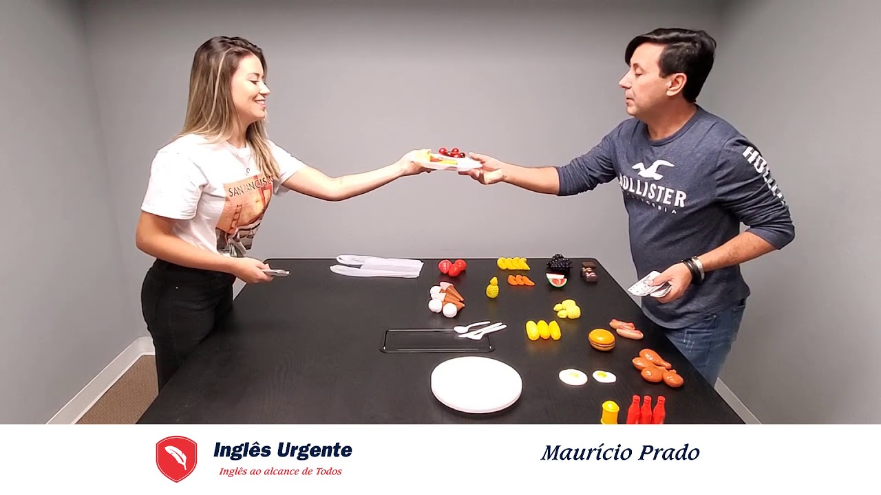 Maurício Prado e uma participante simulam uma compra na aula do canal Inglês Urgente.